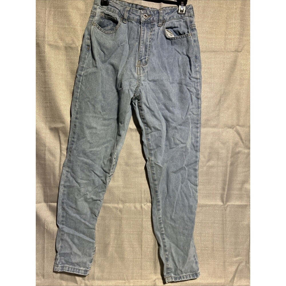 Boohoo High Waisted Mom Jeans Light Wash Size 6 Light wash straight skinny leg